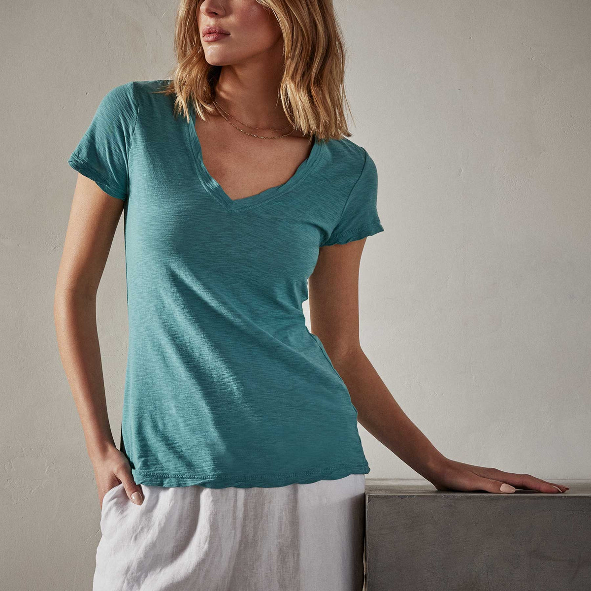 Sheer Slub Casual V Neck in Sprite | James Perse Los Angeles 