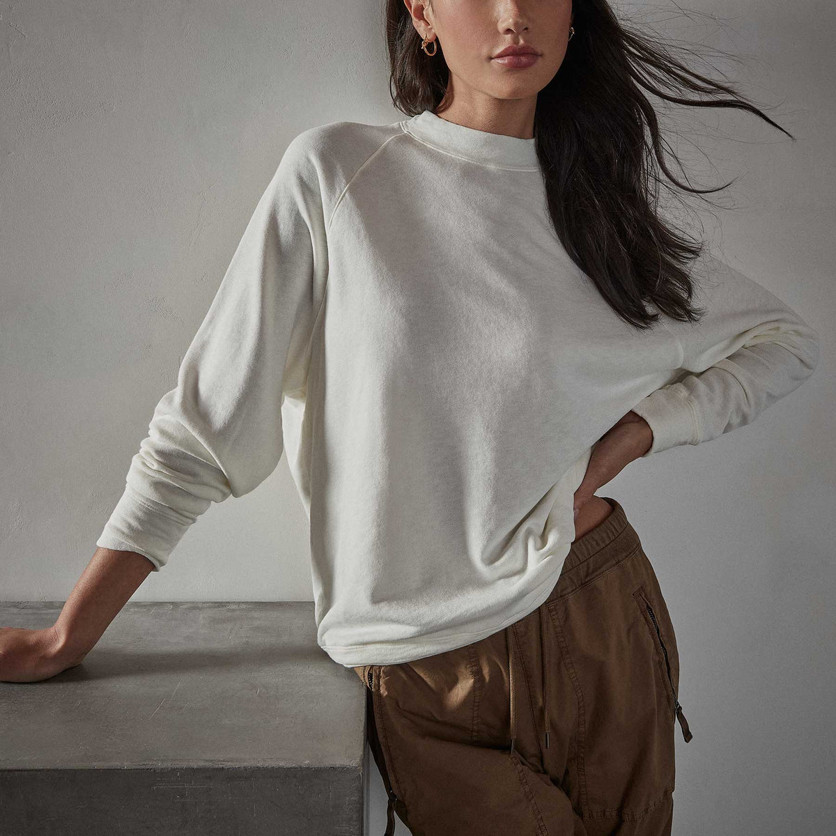 Crewneck Sweat Shirt in Everest White Pigment | James Perse Los Angeles