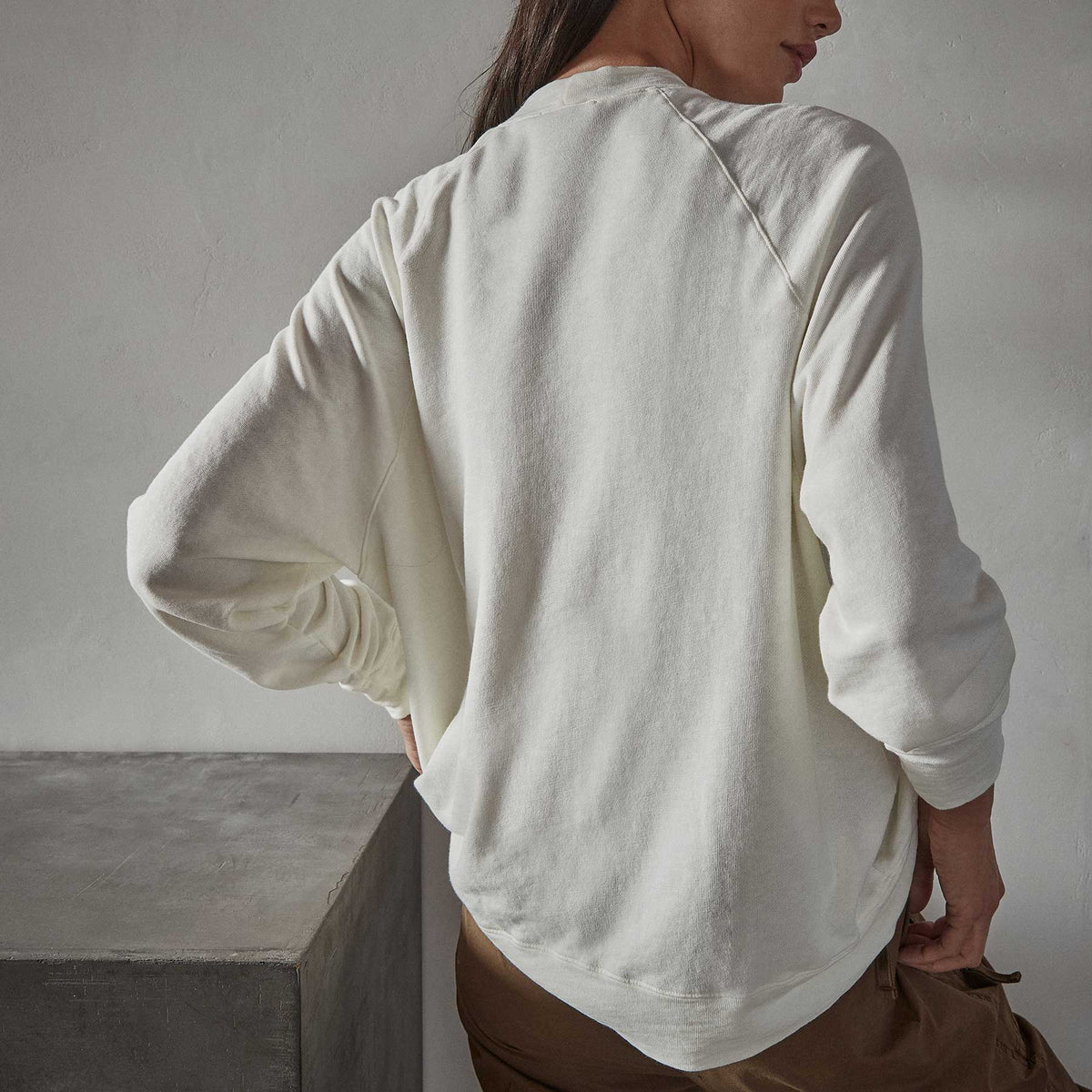 Crewneck Sweat Shirt in Everest White Pigment | James Perse Los Angeles
