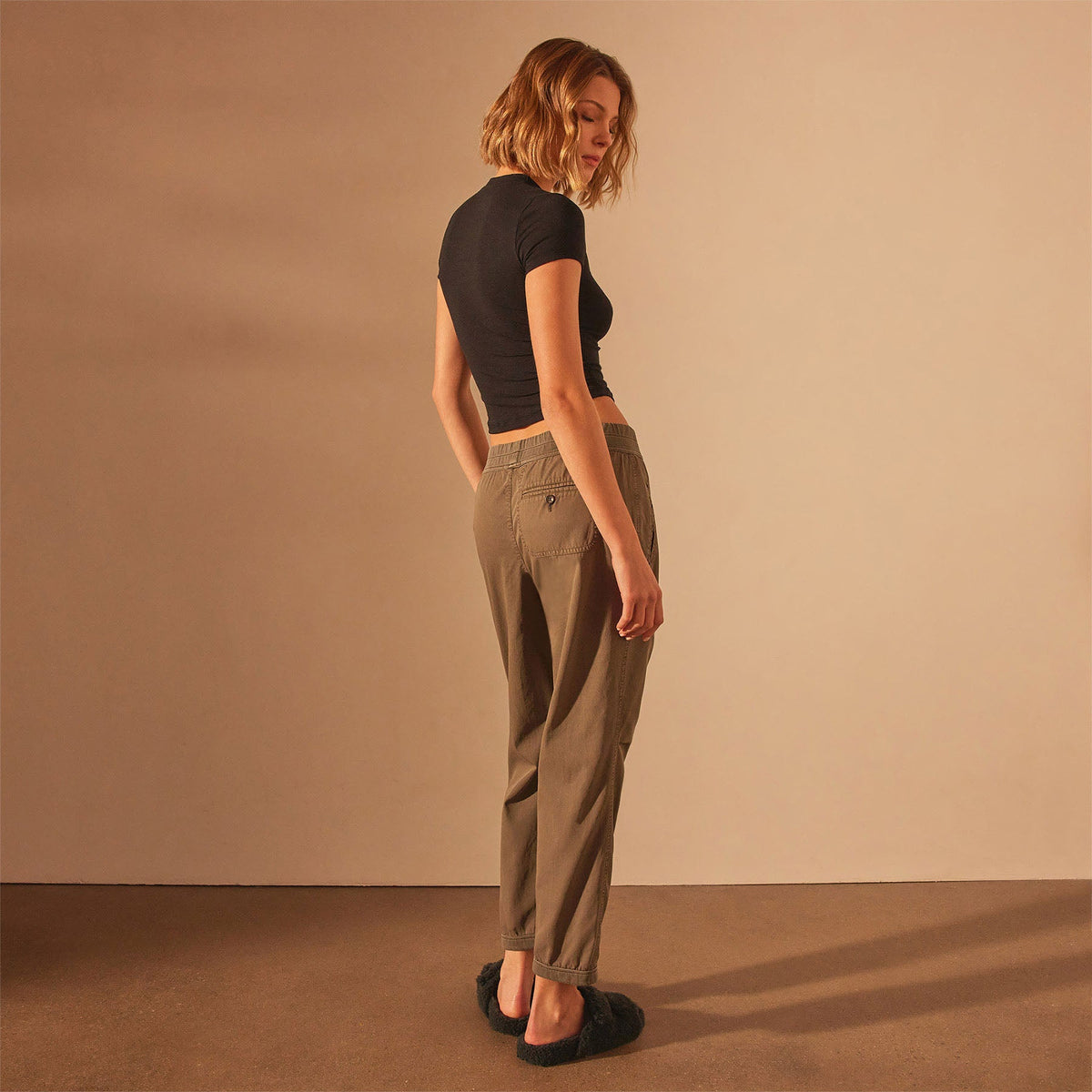 Micro Twill Casual Pant in Army Green Pigment | James Perse Los Angeles