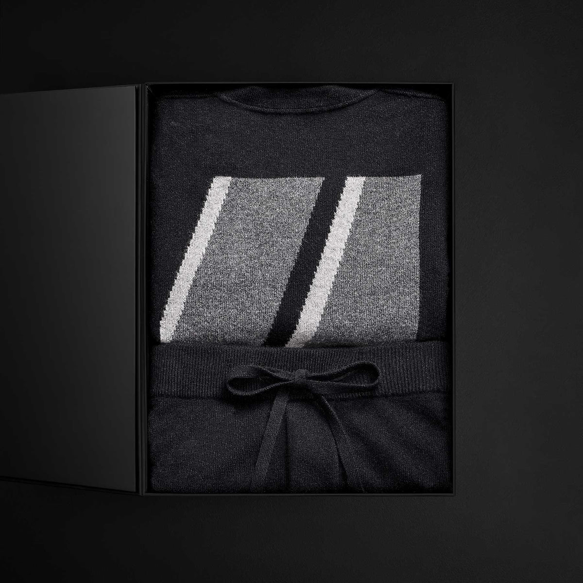 Men's Graphic Cashmere Gift Set in Black | James Perse Los Angeles